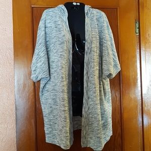 Mid-sleeved hooded sweater